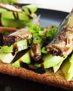 Бутерброды со шпротами и авокадо