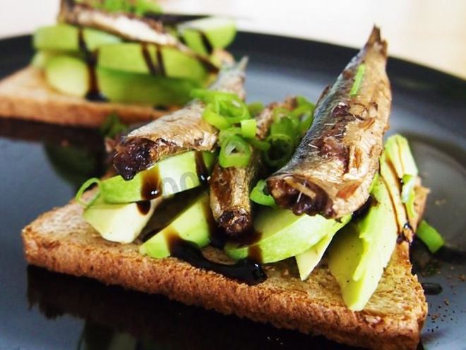 Рецепт бутербродов со шпротами и авокадо