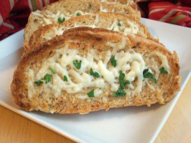 Рецепт горячих бутербродов с сыром и чесноком