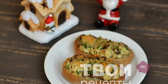 Горячие бутерброды с яйцом и грибами