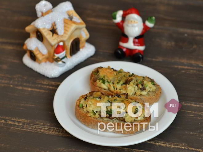 Рецепт горячих бутербродов с яйцом и грибами