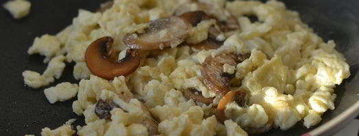 горячие бутерброды с яйцом и грибами. Шаг 4