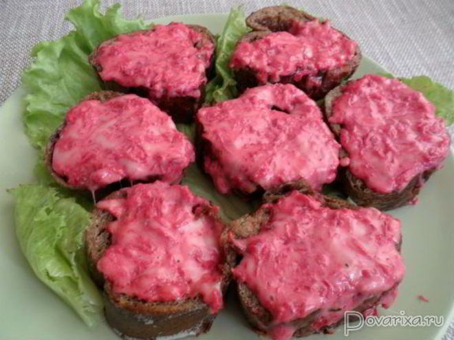 Рецепт горячих бутербродов со свеклой и сыром