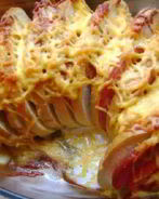 Горячие бутерброды веером с колбасой, помидорами и сыром
