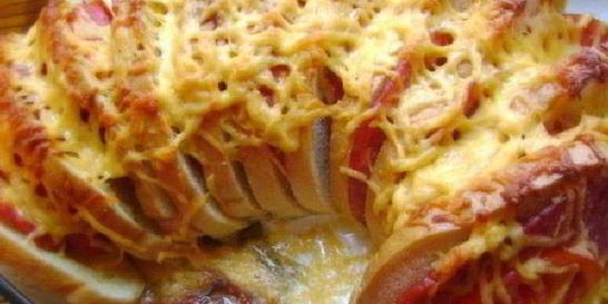 Горячие бутерброды веером с колбасой, помидорами и сыром