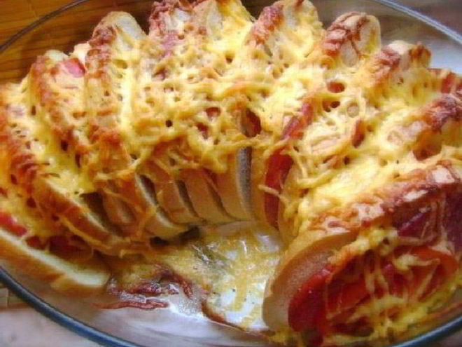 Рецепт горячих бутербродов веером с колбасой, помидорами и сыром