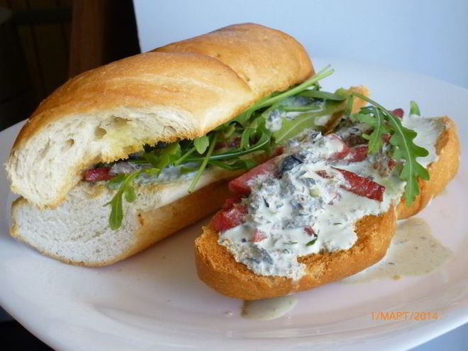 Рецепт горячего бутерброда с колбасой и сметанным соусом