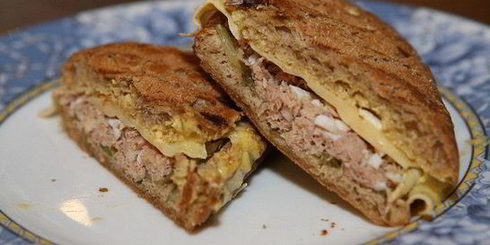 Горячий бутерброд с тунцом и сыром по-орегонски