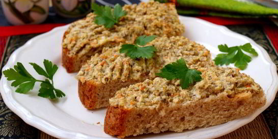 Намазка для бутербродов с индейкой, шампиньонами и корейской морковью