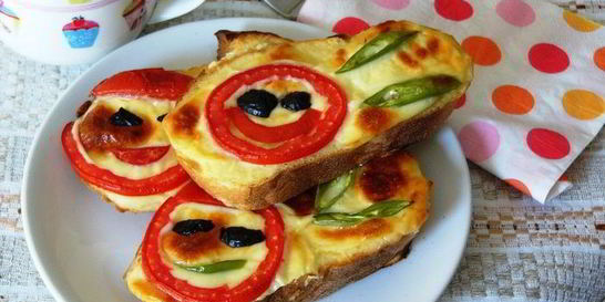 Запеченные бутерброды с йогуртом и помидорами