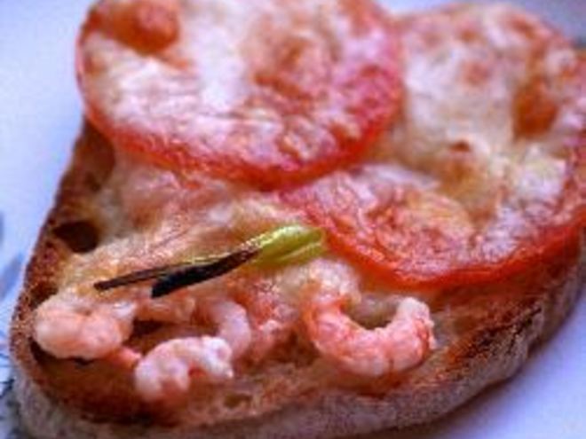 Рецепт запеченных бутербродов с сыром и креветками