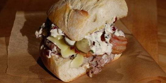 Чизбургер с беконом и дижонским соусом