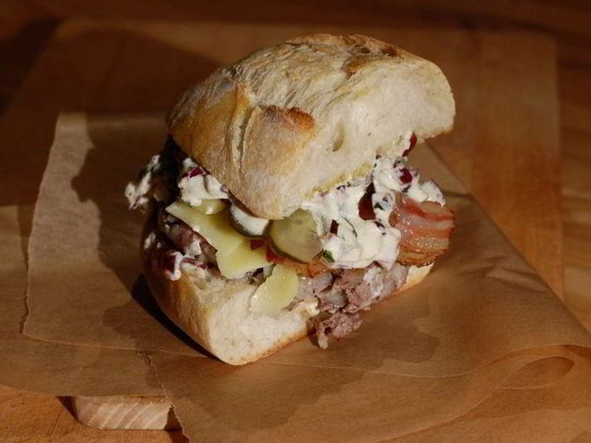 Рецепт чизбургера с беконом и дижонским соусом