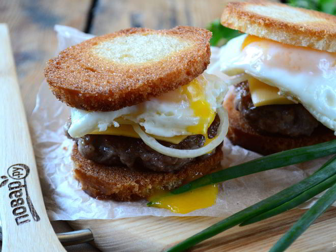 Рецепт чизбургера с гренками и яйцом