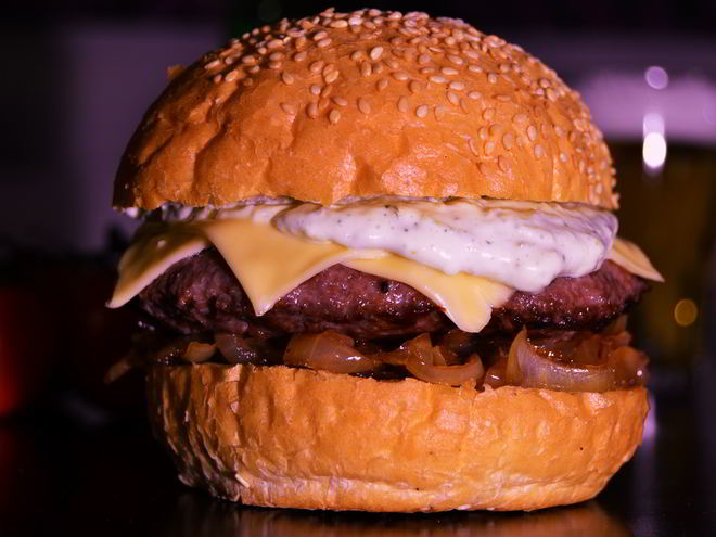 Рецепт чизбургера с карамелизованным луком с бальзамическим уксусом и соусом тар-тар