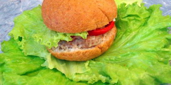 Чизбургер с котлетой и запеченными овощами