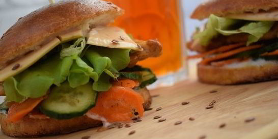 Чизбургер с курицей и домашней булочкой