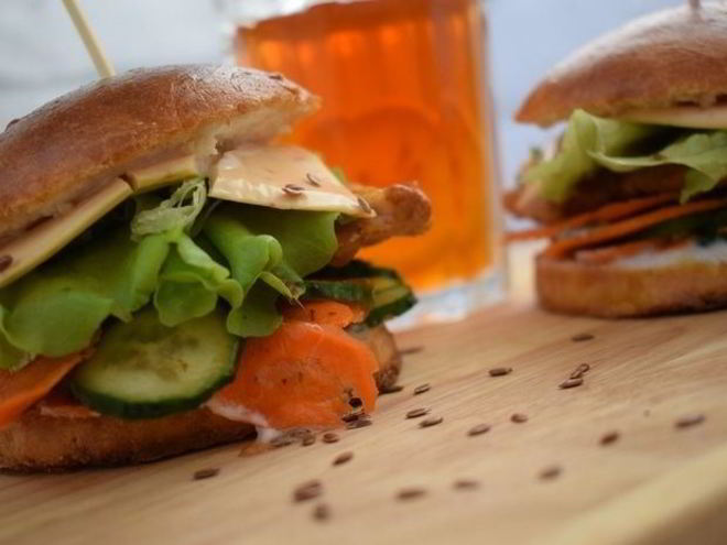 Рецепт чизбургера с курицей и домашней булочкой