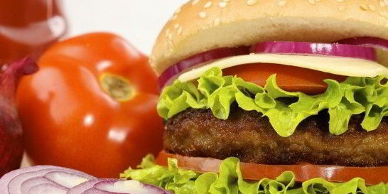 Домашние чизбургер с овощами