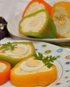 Фаршированные болгарские перцы с яйцом и сыром