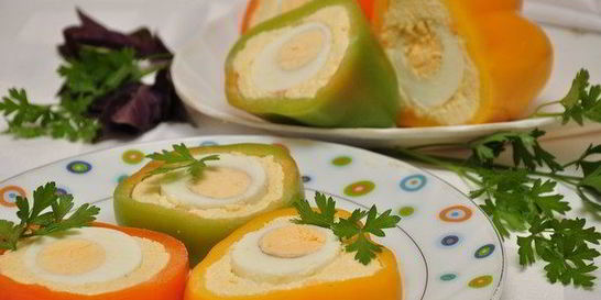 Фаршированные болгарские перцы с яйцом и сыром