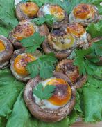 Фаршированные перепелиными яйцами грибы