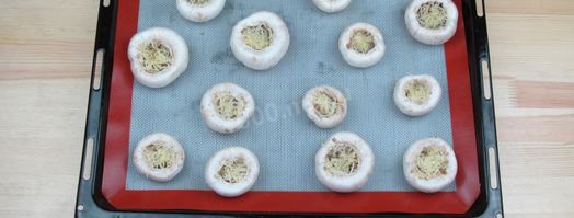 фаршированные перепелиными яйцами грибы. Шаг 3