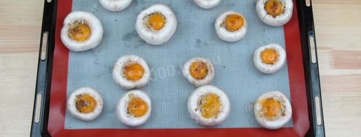 фаршированные перепелиными яйцами грибы. Шаг 4