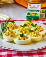 Фаршированные сырным салатом яйца