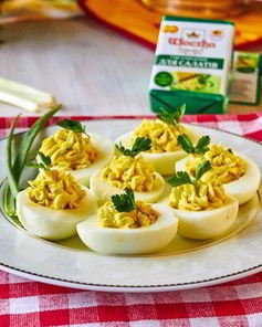 Фаршированные сырным салатом яйца