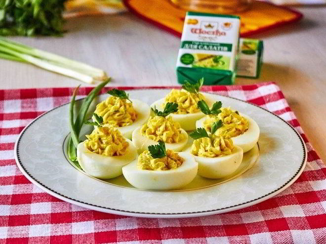 Рецепт фаршированных сырным салатом яйца