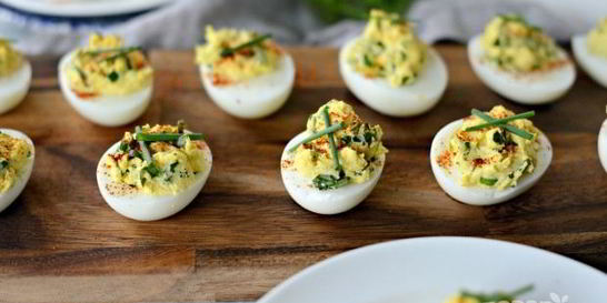 Фаршированные вареные яйца
