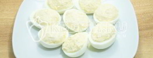 фаршированные яйца дед мороз. Шаг 6