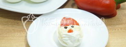фаршированные яйца дед мороз. Шаг 7