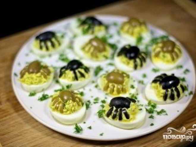 Рецепт фаршированных яиц-пауков на хэллоуин