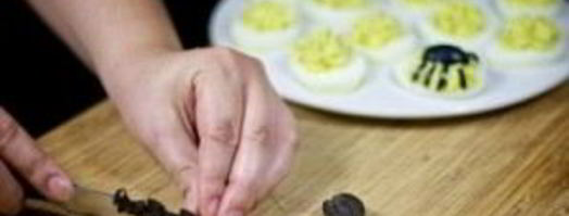 фаршированные яйца-пауки на хэллоуин. Шаг 3