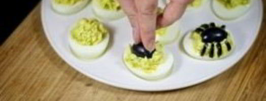 фаршированные яйца-пауки на хэллоуин. Шаг 4