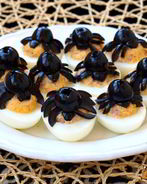 Фаршированные яйца с печенью трески Пауки