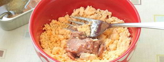 фаршированные яйца с печенью трески пауки. Шаг 3