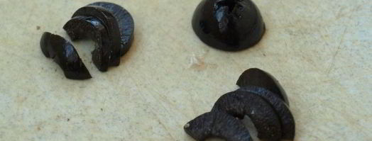 фаршированные яйца с печенью трески пауки. Шаг 5