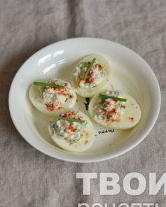 Яйца, фаршированные крабовым салатом