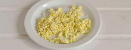 яйца, фаршированные крабовым салатом. Шаг 6