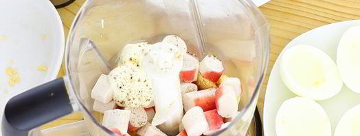 яйца, фаршированные крабовыми палочками. Шаг 8