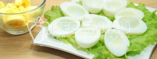 яйца фаршированные красной икрой. Шаг 3