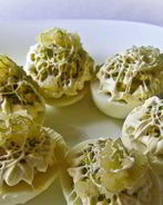 Яйца, фаршированные печенью трески