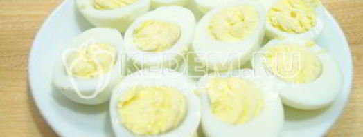 яйца фаршированные печенью. Шаг 3