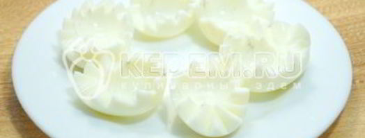 яйца фаршированные сельдью. Шаг 3