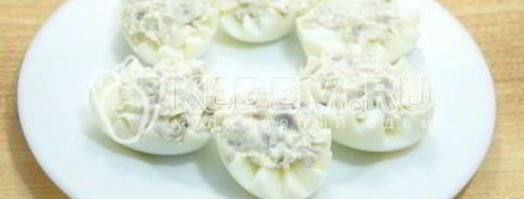 яйца фаршированные сельдью. Шаг 6