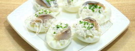 яйца фаршированные сельдью. Шаг 7