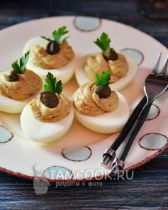 Яйца, фаршированные шпротами